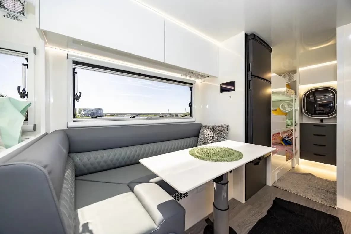 Club lounge dinette