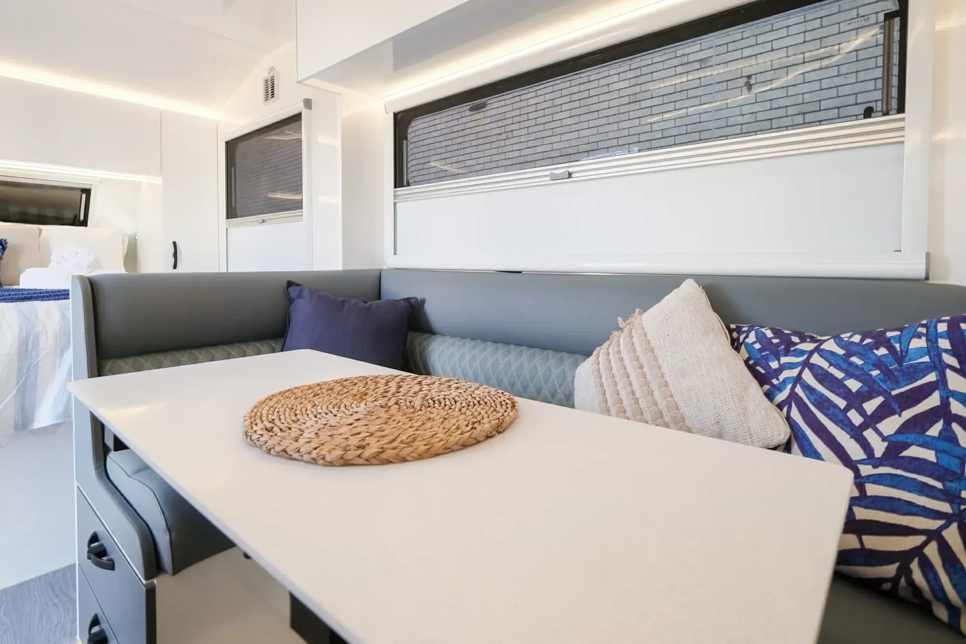 Club lounge dinette